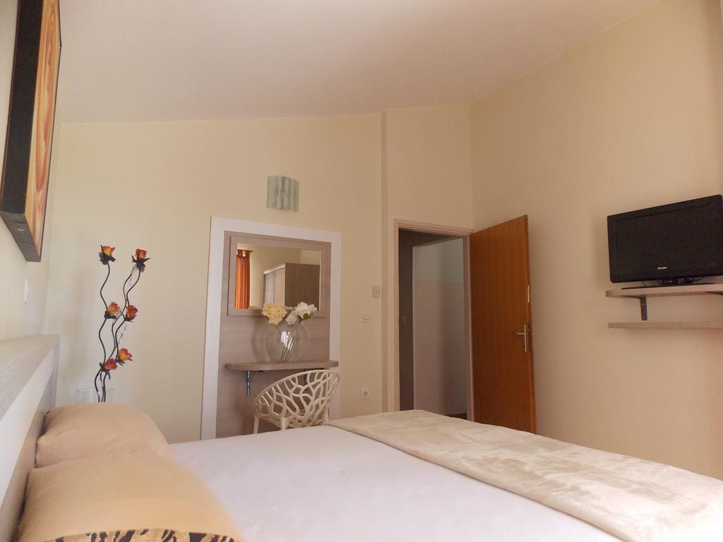 Apartmani Adriatic Ana Novalja Ngoại thất bức ảnh