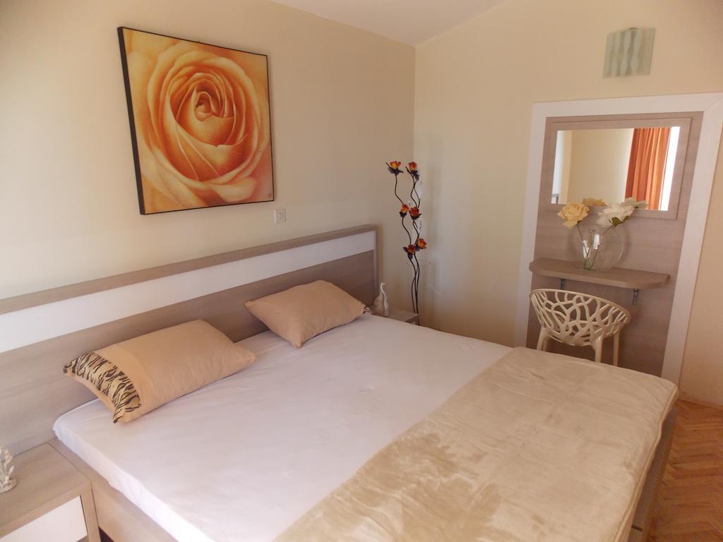 Apartmani Adriatic Ana Novalja Ngoại thất bức ảnh