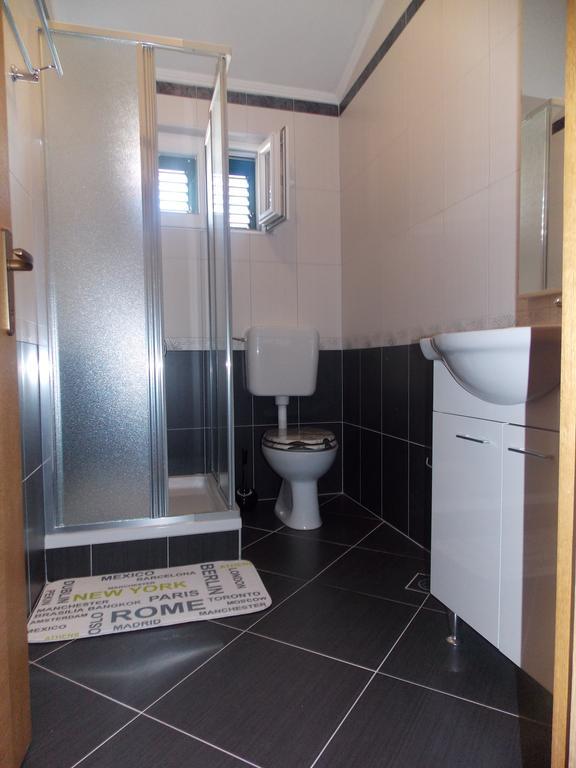 Apartmani Adriatic Ana Novalja Ngoại thất bức ảnh
