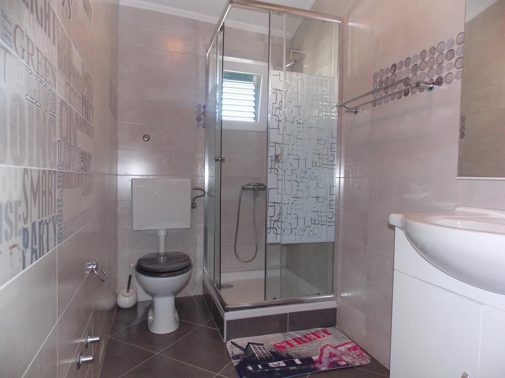 Apartmani Adriatic Ana Novalja Ngoại thất bức ảnh